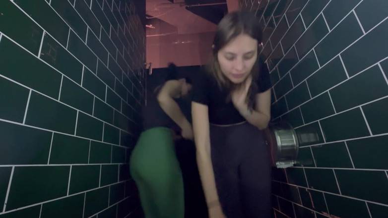 scarlettandc: Ženy se cítí horko v posilovně a dotýkají se samých...