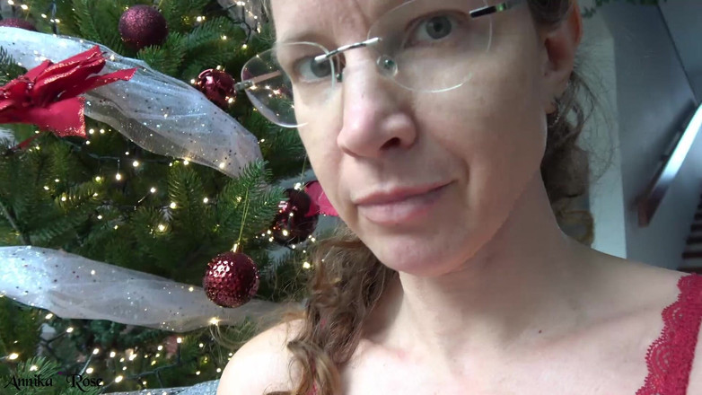 Annika Rose: 크리스마스 트리 아래를 핥기