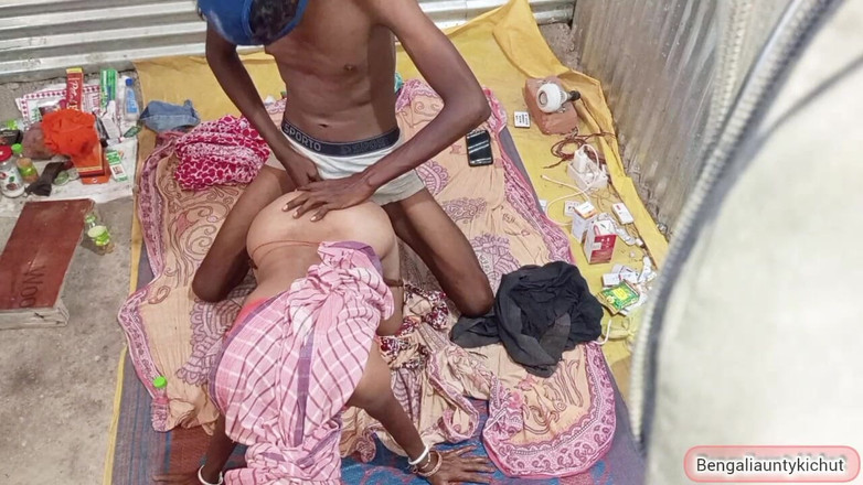 Bengaliauntykichut: Jiran datang untuk menjatuhkan saya dan menghilangkan dahaga pepek saya...