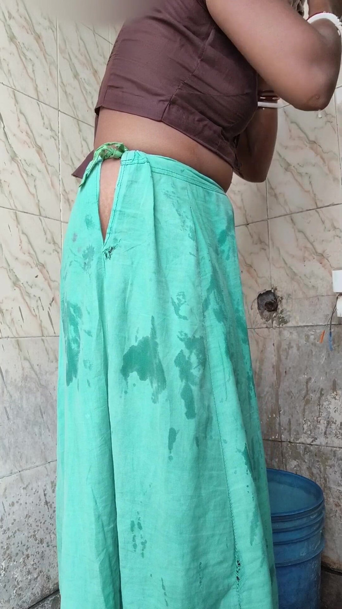 RoboticApple28: Simran Bhabhi tomando banho ao ar livre, peitos imprensa e...