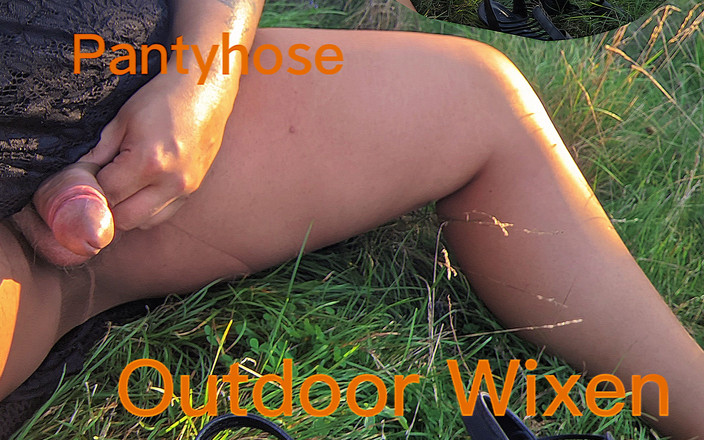 Nylontranse01: Outdoor in Pantyhose