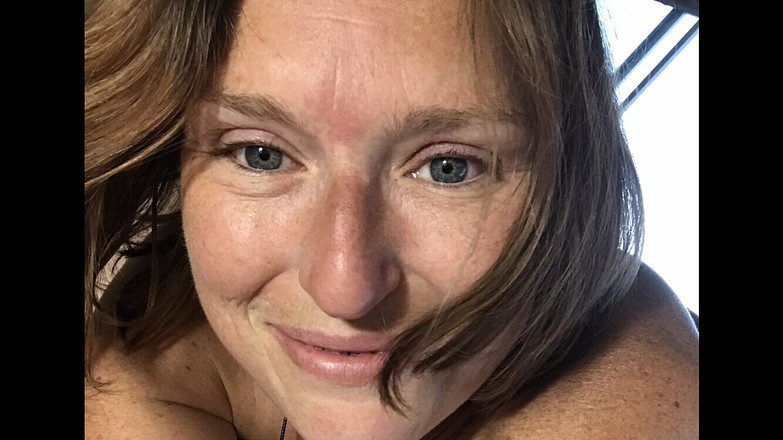 MistressWriggler: 침대에서 오줌 싸는 후 온 Wank하지만 불행히도 Fellas에 의해 중단되었습니다.