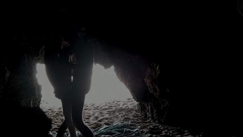 Magia Rosa: Couple recorded at the beach, inside the cave