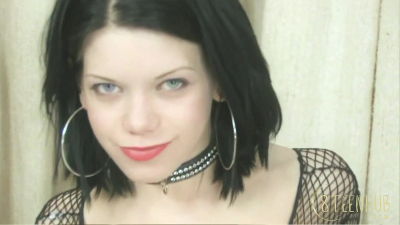 8TeenHub: 8teenhub - Roxie se obléká na svého elektrického ptáka