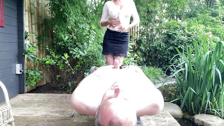 SluttyShanna: 外で顔面騎乗して、私の黄金の蜜をあげるよ