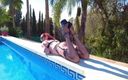 Mistress Jodie May: Travesti quente se exibindo e acariciando à beira da piscina