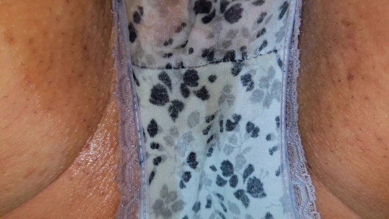 Anna Fire: Ini adalah suara vagina basah yang mengalir ketika aku menggosoknya...