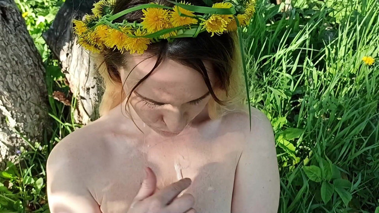 FoxyAndZaz: 庭で、その男は私の体を舐めて顔に射精しました