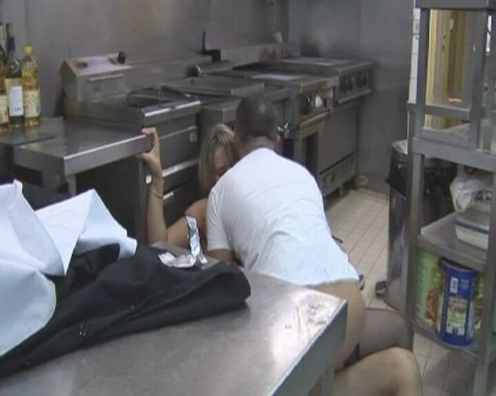 Videos Francaises: Nena francesa tiene doble follada en la cocina