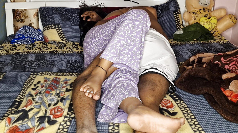 pinki_cute: Indická švagrová s tlustým zadkem se švagrovi plně baví s hlasitým sténáním.