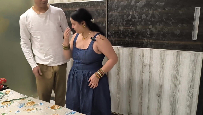 Desi chudai hub: Puja bhabhi baise avec un tailleur pour une robe sans...