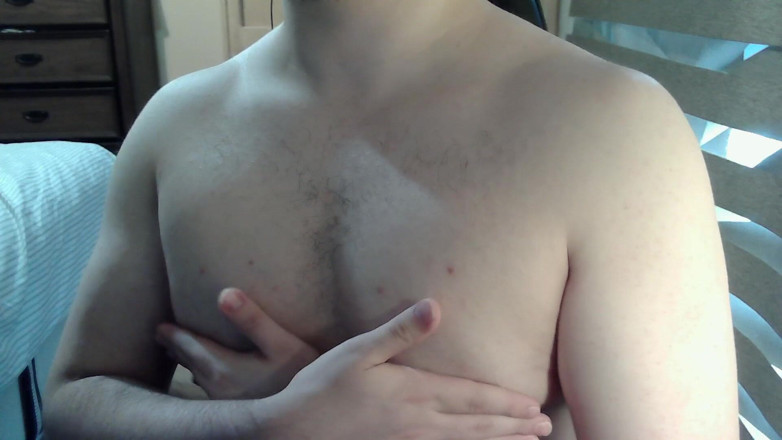Himbo_Fox: Muskulöser sportler spielt vor der kamera mit seinen nippeln