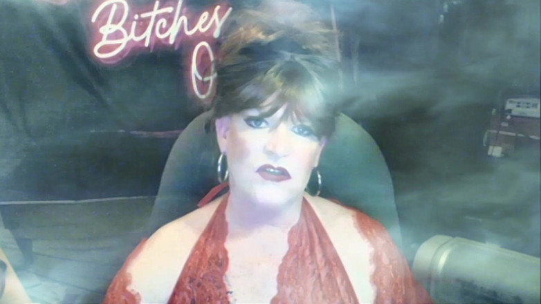 FemmeCheri120: Lingerie vermelha fumando e acariciando