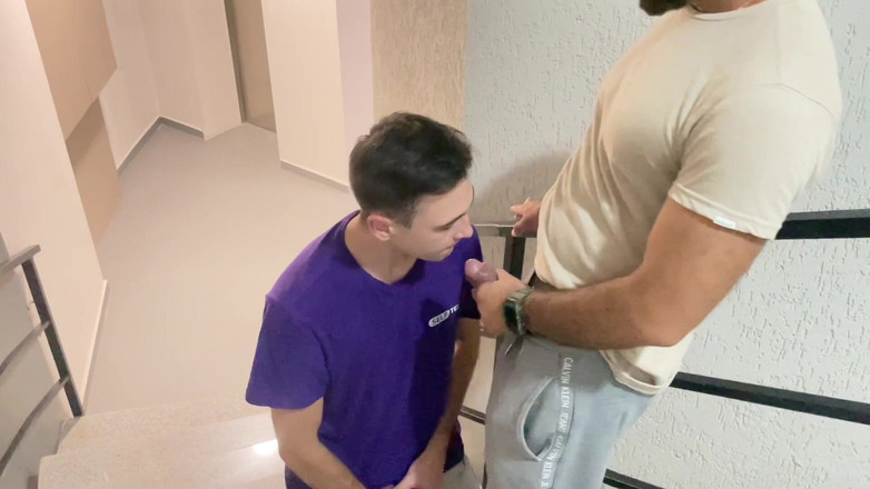 Nick Lewis: Thổi một cái đinh hung trong cầu thang