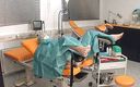 Rubber &amp; Clinic Studio - 1ATOYS: Pielęgniarka w zielonym stroju chirurgicznym