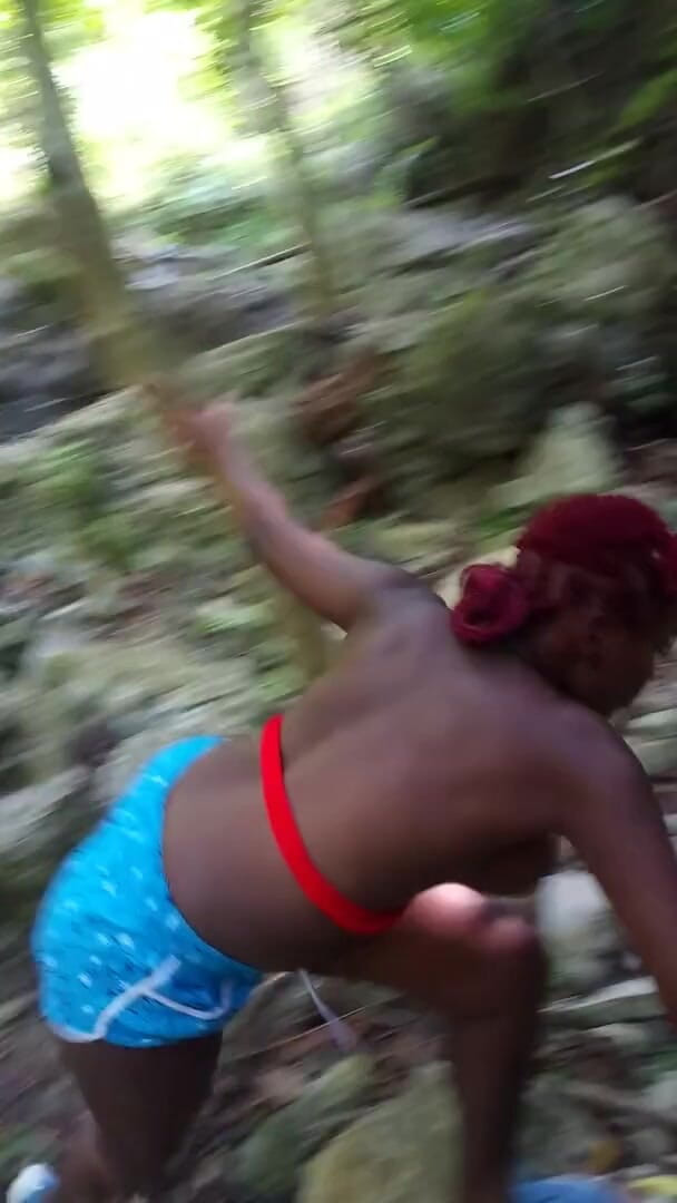 Jhodez1: Ebenová děvka Běhá a ukazuje velká prsa na krk lesa -...