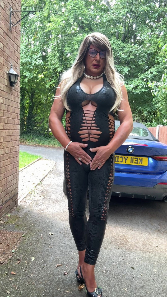 Kellycd2022: 穿着黑色 pvc 紧身连衣裤和高跟鞋的性感 Crossdresser Kellycd2022