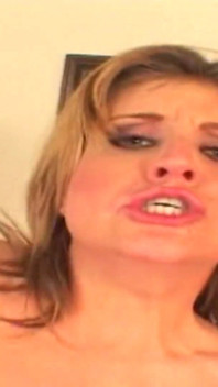 A esta zorra le encanta tomar esta bolas en su culo mientras hace una mamada