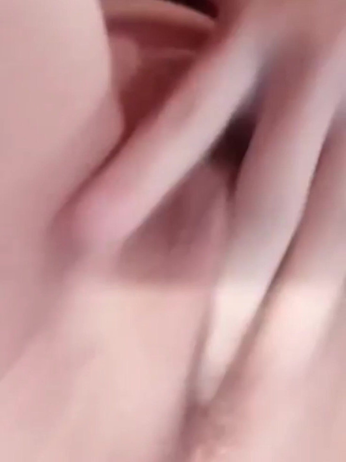 Coupleoffreaks13: Nena caliente cachonda masturbándose mientras todos están ocupados