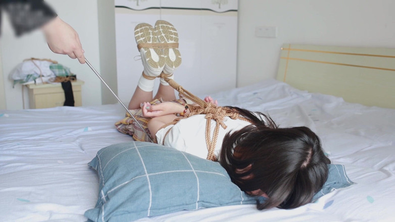 Asian bondage: Girlfriend Who Gags Her Mouth
