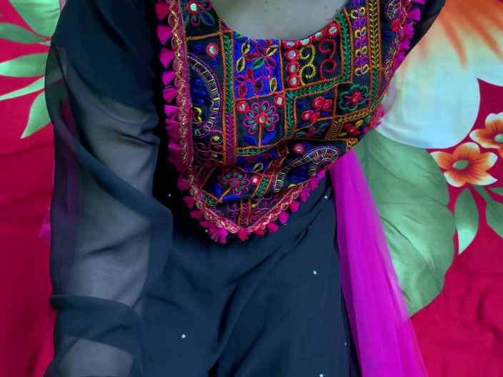 Riya Chowdhury: Hei Ayuh Seksi Mari Berkongkek dengan saya