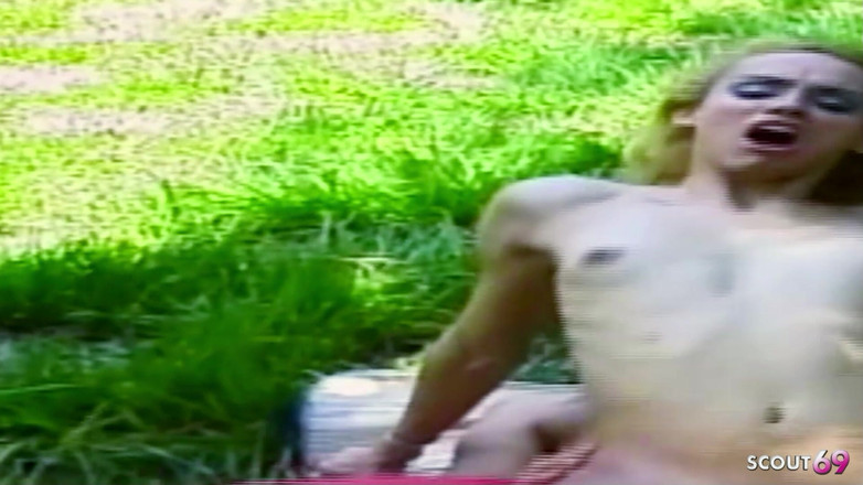 Shemale TS Collection: Блондинка транссексуал таємно трахається в лісі в її тугу дупу