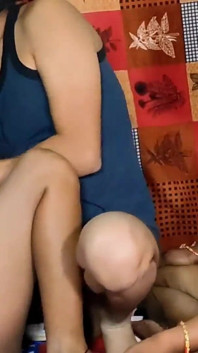 Dojrzała Desi Bhabhi z mężem rucha żonę sąsiada w trójkącie