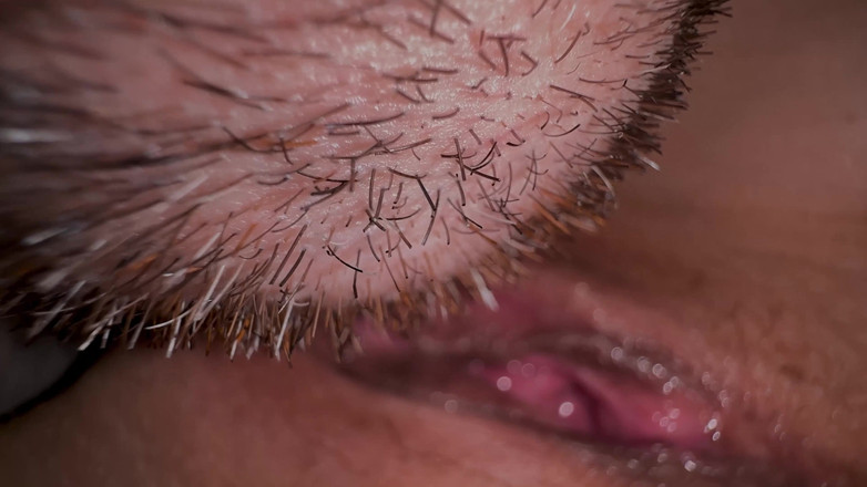 Gigi oficial: 18 岁女孩的秘密关系制作了真实的家庭视频