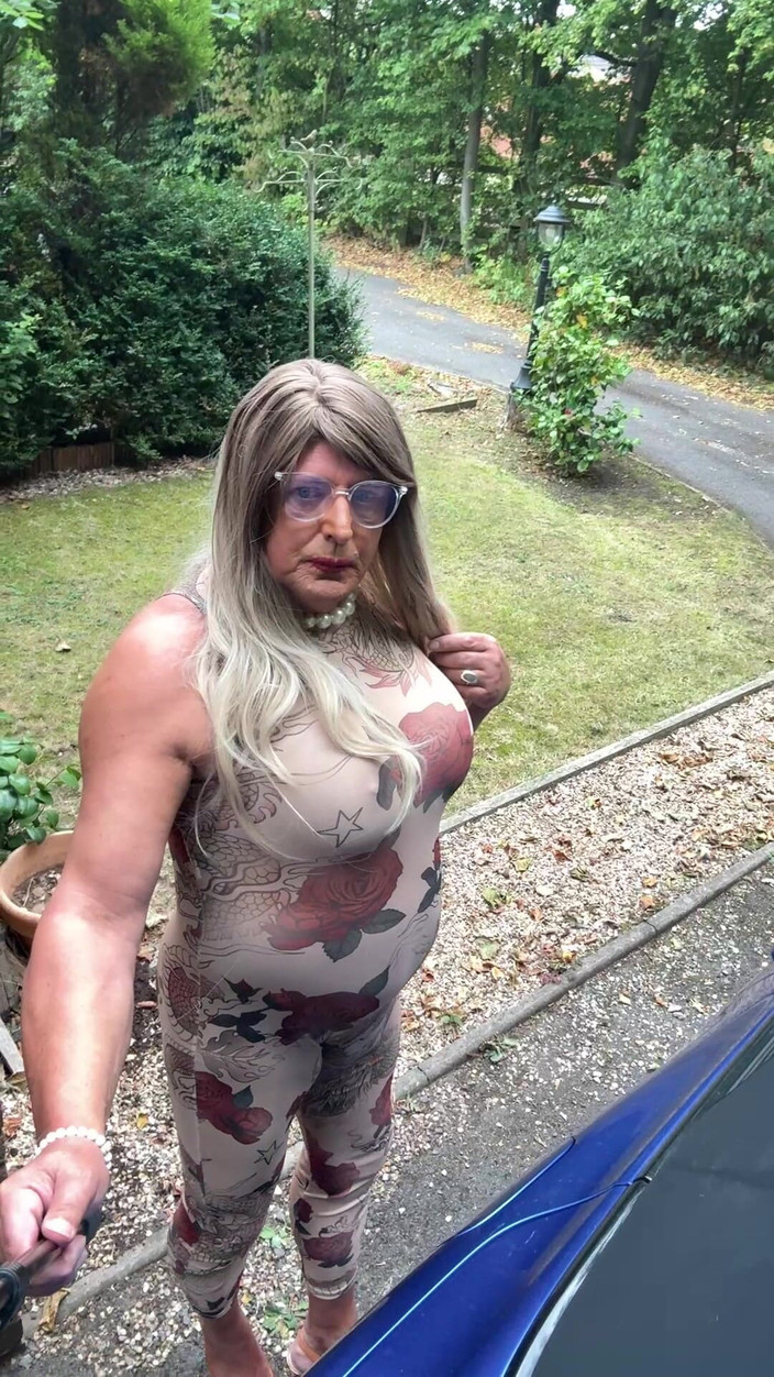 Kellycd2022: 穿着性感花朵的性感 Crossdresser Kellycd2022 透明连衣裤和高跟鞋