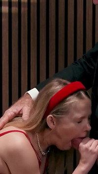 Kleine Coco Lovelock smeekt de perverse godfather om een gunst, ze kan niet weigeren