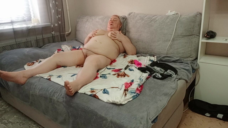 Zona901: Сусідка мастурбує великими цицьками і дупою, мастурбує пизду іграшками до оргазму