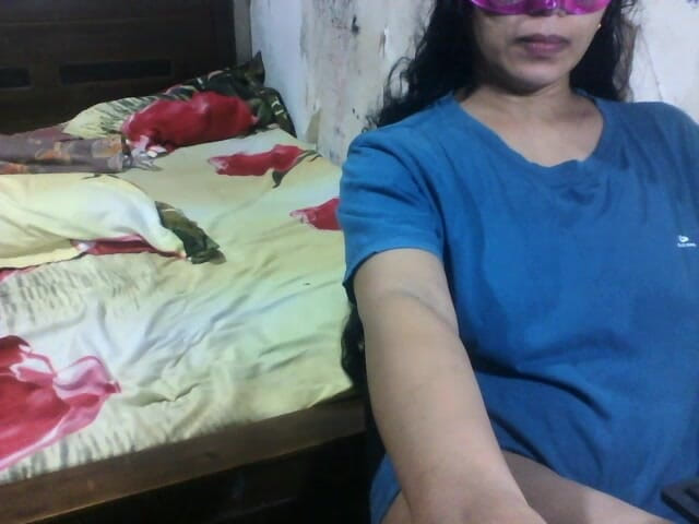 Arabicqueen: Une indienne mignonne joue avec ses gros seins et son...