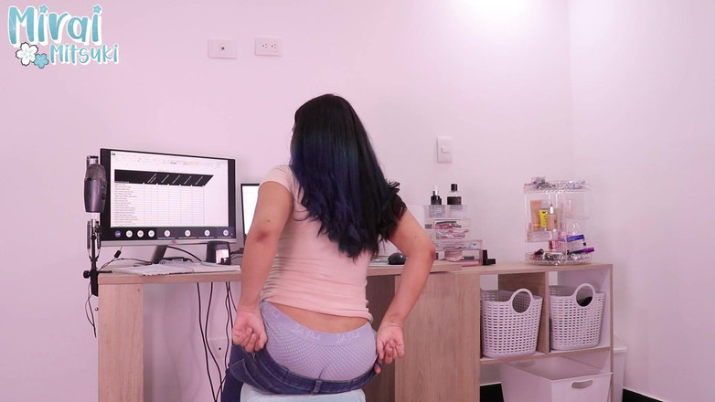 Mirai: Kelas memalukan dengan pantatku di depan mata