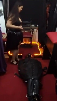 Zralá Dominatrix facesits svázaný otrok s kapající kundičkou Šok