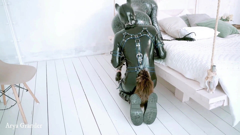 Arya Grander: Joc de roluri sexy cu dominare feminină pozitivă