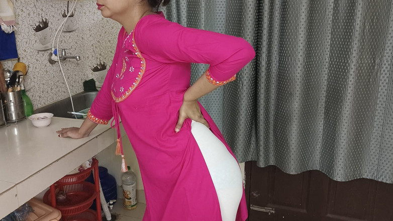 Saarabhabhi6: Bhabhi appena sposata scopata dal suo cognato in cucina - il...