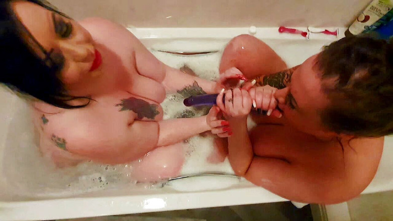 Mia MILF: Británicas lesbianas milfs en el baño captadas por la cámara.