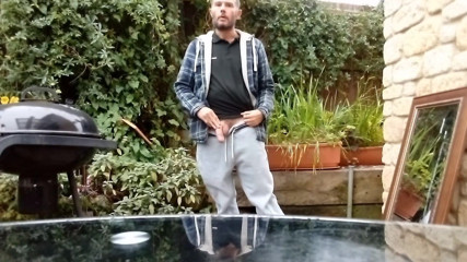 Rockardglans: Rockardglans show for neighbors wanking and cumming on patio table