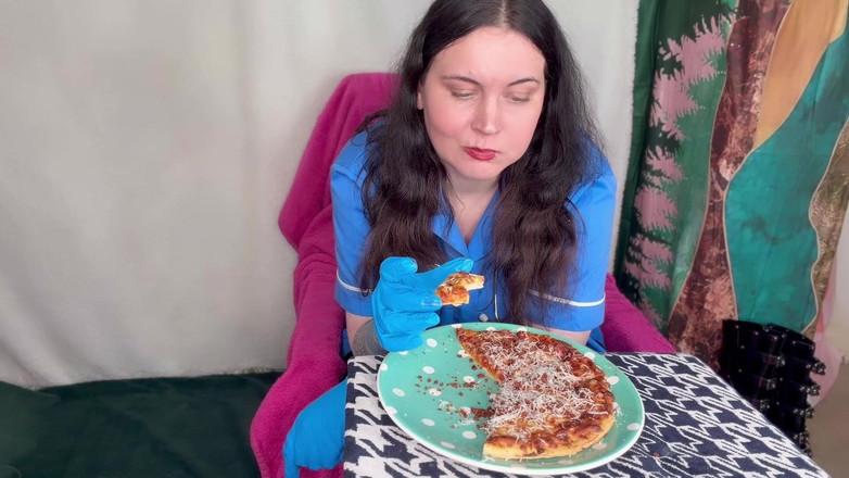 MissFFW: L’infirmière FFW mange après une longue journée