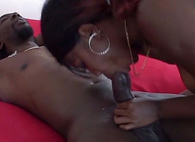 Dark Extreme: Cewek imut kulit hitam lagi asik nikmatin kontol hitam besar