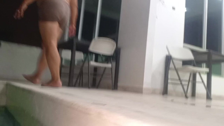 Milfta boohot: Foot Fetish moje macecha modelky je v hotelovém bazénu