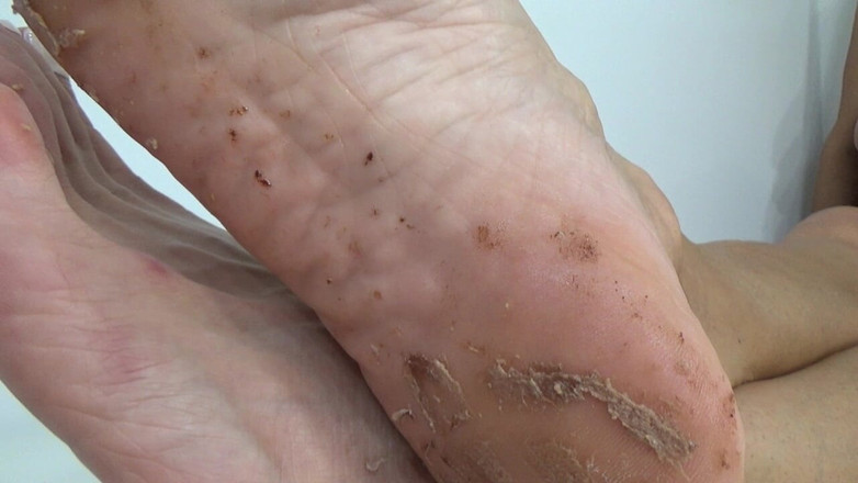 AnnaBUST: Я топчу сир своїми красивими ногами