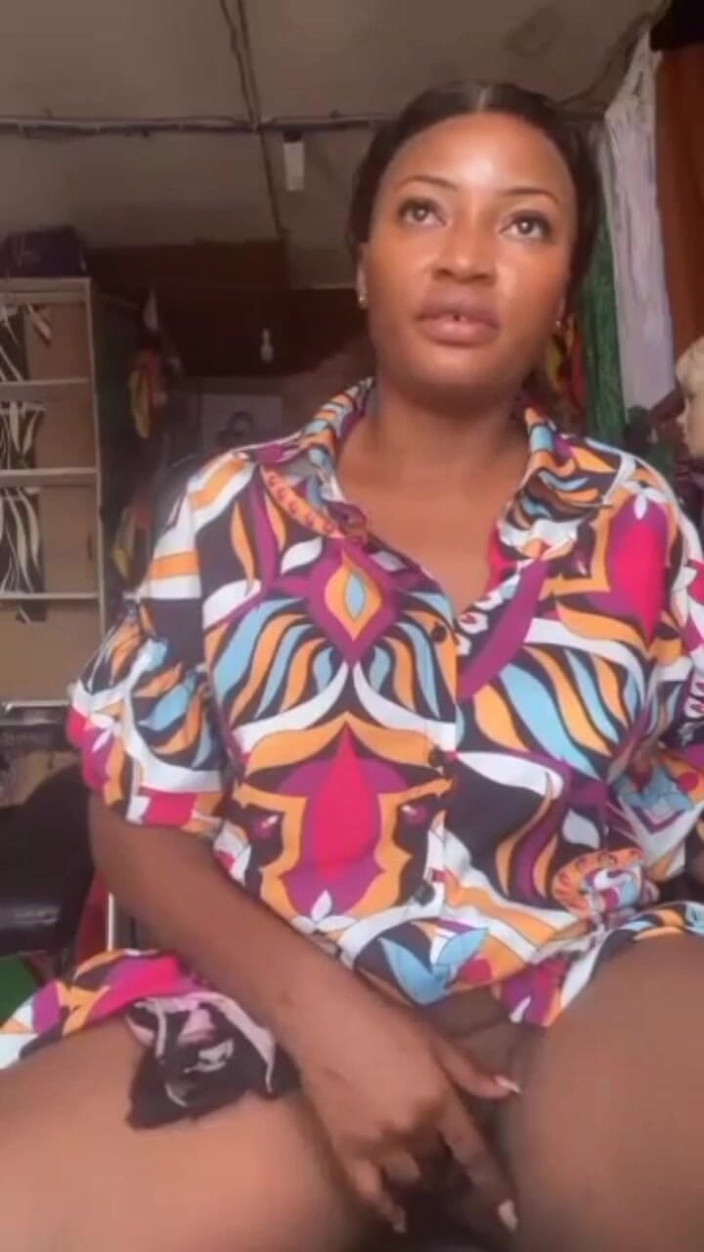 Me and my new slut: Kåt mamma onanerar inuti sin butik, offentlig masterbation sugar mama