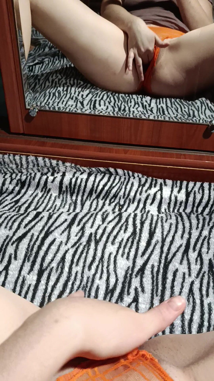 OniSoi: Caseiro masturbação em frente ao espelho sem tirar a calcinha