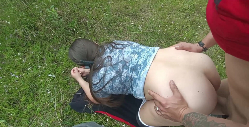 Valery Saenz xxx: Valery ve kocası ormanda tatillerin başlangıcını kutluyor