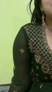 Rashmika, indienne sexy, veut jouer avec une bite, elle adore sucer et se faire baiser