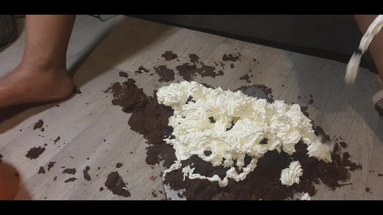 Simp to my ebony feet: 全巧克力蛋糕脚踩踏