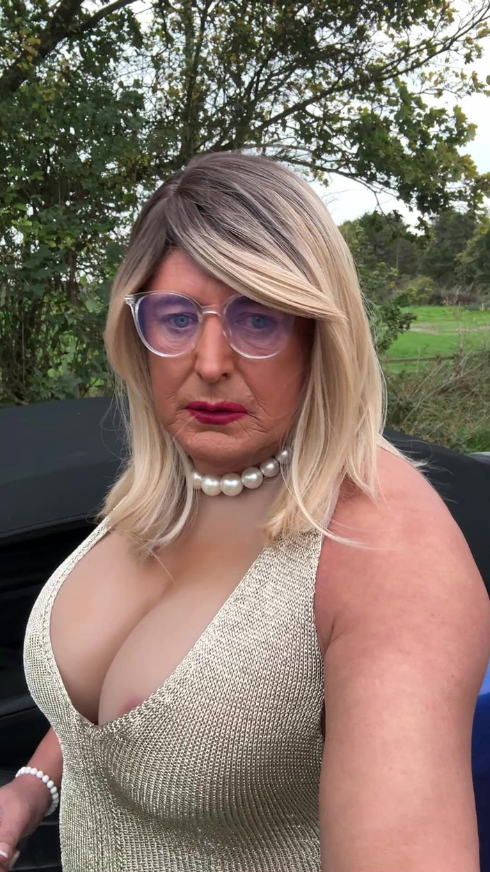 Kellycd2022: Сексуальный кроссдрессер Kellycd2022 в Выходе для диска в золотом платье и блестящих бесшовных колготках