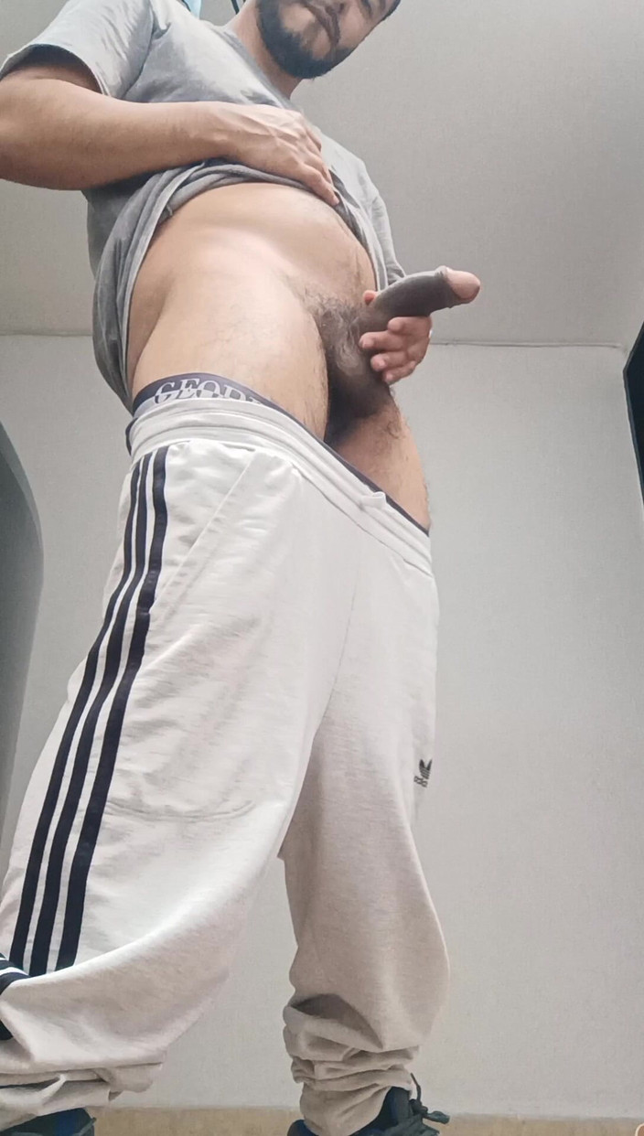 Tommhot: 庭で自慰をしながら、うめき声をあげて下品な話をしていました