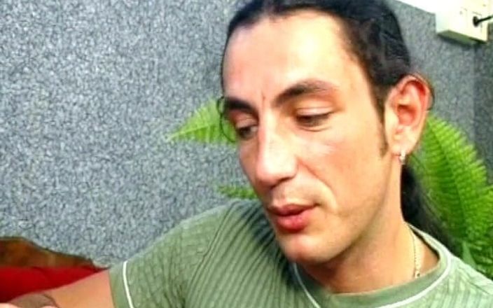 Deutsche Frauen: Edepsiz Alman sarışın kırmızı yatakta sikiliyor